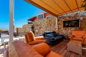 Posezení v ubytování Villa Magnificent 5-star with sea view, jacuzzi and pool
