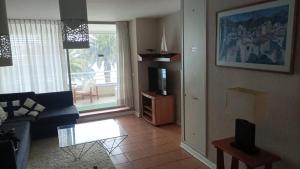 TV a/nebo společenská místnost v ubytování San Alfonso del Mar Fragata 209