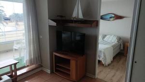 TV a/nebo společenská místnost v ubytování San Alfonso del Mar Fragata 209