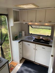 Eldhús eða eldhúskrókur á Karula Stay lakeside Camper, Treetent & SUPs included - all area only for you!