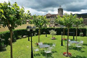 A garden outside Hotel-Restaurante La Quadra