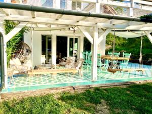 a pergola with a table and chairs on a patio at Bohemian Lodge in Kisapáti