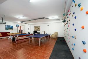 Stolní tenis v ubytování Villa Magnificent 5-star with sea view, jacuzzi and pool nebo okolí