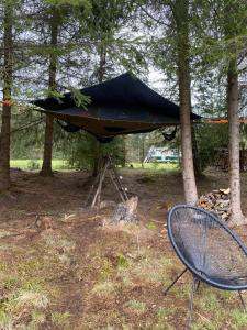 Garður fyrir utan Karula Stay lakeside Camper, Treetent & SUPs included - all area only for you!
