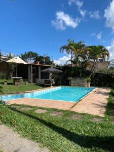 a swimming pool in the yard of a house at Sitio Julimari in Itabirito