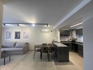 a living room with a couch and a table at Faz Flat in Córdoba