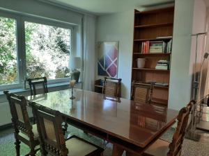 Knihovna v apartmánu