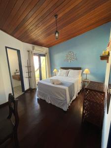 a bedroom with a bed and a wooden ceiling at Pousada Beija Flor in Salvador