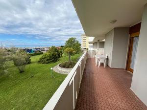 balcón con vistas a un patio en Corso - Appartamenti, en Bibione