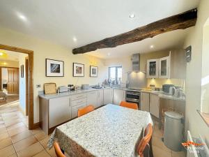 - une cuisine avec une table, une table et des chaises dans l'établissement Pennine Pathway, Dufton, à Dufton