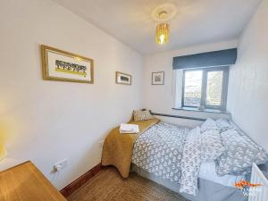 une chambre avec un lit et une fenêtre dans l'établissement Pennine Pathway, Dufton, à Dufton 15 autres photos