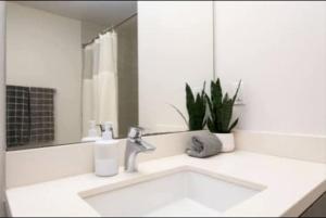 Koupelna v ubytování Hosp Walk to Santa Monica Beach Pier + 35 fotografií