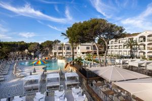 Бассейн в VIVA Cala Mesquida Resort & Spa или поблизости