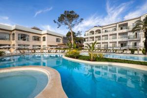 Бассейн в VIVA Cala Mesquida Resort & Spa или поблизости +37 фотографий