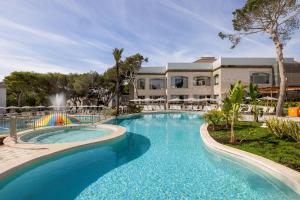 Бассейн в VIVA Cala Mesquida Resort & Spa или поблизости