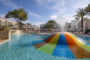 Бассейн в VIVA Cala Mesquida Resort & Spa или поблизости