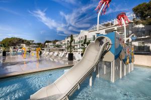 Бассейн в VIVA Cala Mesquida Resort & Spa или поблизости