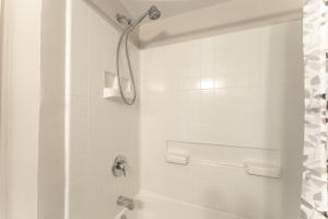 Ένα μπάνιο στο Central Apartment in Arcadia with Pool