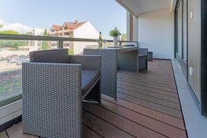 沙博伊茨Haus Meeresstrand Gestrandet的阳台配有藤椅和桌子。 更多29张照片