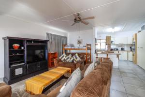 Posezení v ubytování Dolfie House + 24 fotografií