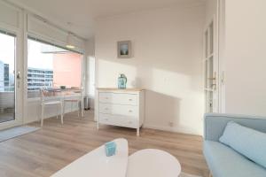 a living room with a couch and a table at Strandidyll- Wohnung 41 in Grömitz
