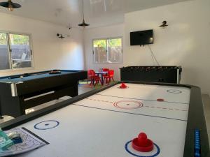 a room with a pool table and a ping pong table at Vista24uy Ref1006 in Bella Vista