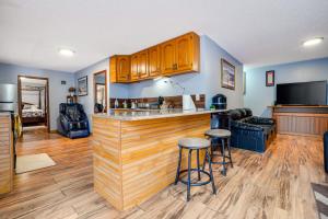 Dapur atau dapur kecil di Charming Basement Stay with Workspace AC & Fire Pit