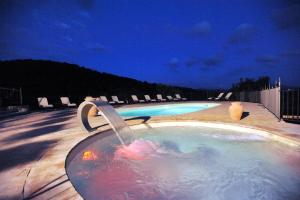 Il Castelluccio Country Resort Restaurant & SPA内部或周边的泳池
