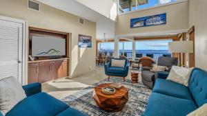 カパルアにあるKapalua Bay Villa 34B2のリビングルーム(青い家具、薄型テレビ付)