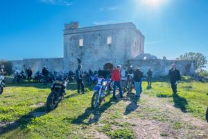 grupa ludzi stojących przed zamkiem w obiekcie Bilocale in Lecce w mieście Lecce