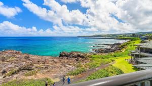 カパルアにあるKapalua Bay Villa 34B2の建物のバルコニーから海の景色を望めます。