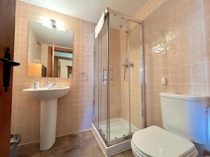 un bagno con doccia, WC e lavandino di Apartament lluminós de muntanya by RURAL D'ÀNEU a Esterri d'Àneu Altre 9 foto