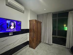 a room with a flat screen tv on a wall at Khách Sạn Điểm Hẹn in Ho Chi Minh City