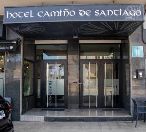 Val do DubraにあるApartamento Centro Bembibreの正面に看板がある建物