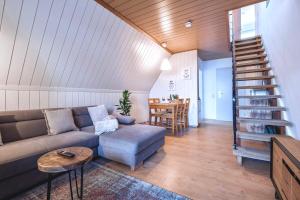 Posezení v ubytování RelaxApartments BLACK FOREST Moments - Maisonette-Wohnung mit Sonnenbalkon, schnelles Internet, Nähe Triberger Wasserfälle, für bis zu 4 Personen