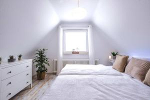 Postel nebo postele na pokoji v ubytování RelaxApartments BLACK FOREST Moments - Maisonette-Wohnung mit Sonnenbalkon, schnelles Internet, Nähe Triberger Wasserfälle, für bis zu 4 Personen