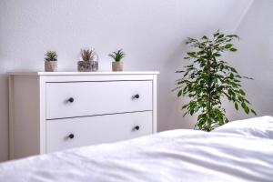 Postel nebo postele na pokoji v ubytování RelaxApartments BLACK FOREST Moments - Maisonette-Wohnung mit Sonnenbalkon, schnelles Internet, Nähe Triberger Wasserfälle, für bis zu 4 Personen