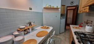 Una cocina o cocineta en Rifugio dei Pini 4 fotos más