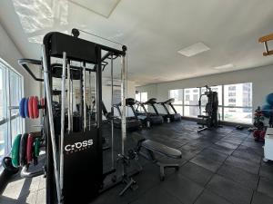 - une salle de sport avec plusieurs tapis de course et machines dans l'établissement iFlat Metropolitan Sidney MS1405-O Jardim Goiás, à Goiânia