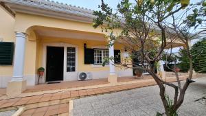 Το κτήριο όπου στεγάζεται  η παραθεριστική κατοικία