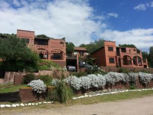 a row of white flowers in front of a building at La Loma Resort in Merlo