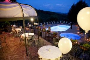 Il Castelluccio Country Resort Restaurant & SPA内部或周边的泳池