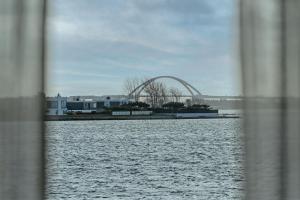 a large body of water with an arch in the background at Auszeit am Meer in Lemkenhafen auf Fehmarn