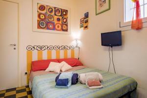 Un dormitorio con una cama con almohadas encima. en BellaBo Apartment, en Bolonia