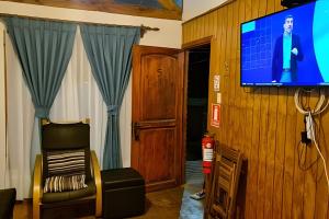 TV a/nebo společenská místnost v ubytování Algarrobo Cabaña a 2 cuadras Playa El Canelo+Wifi
