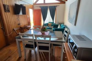 TV a/nebo společenská místnost v ubytování Algarrobo Cabaña a 2 cuadras Playa El Canelo+Wifi