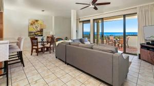 ein Wohnzimmer mit Couch und Blick aufs Meer in der Unterkunft Kapalua Golf Villa 23V3 in Kapalua