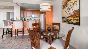 ein Esszimmer und eine Küche mit einem Glastisch und Stühlen in der Unterkunft Kapalua Golf Villa 23V3 in Kapalua + 27 Fotos