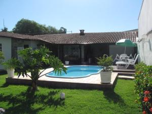 a swimming pool in the yard of a house at Pousada Açai in Paraty
