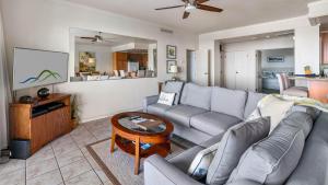 ein Wohnzimmer mit Sofa und Tisch in der Unterkunft Kapalua Golf Villa 23V3 in Kapalua